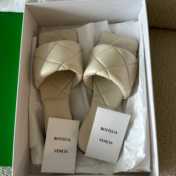 authentic Bottega Veneta - Picture 4 of 5